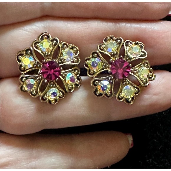 Vintage Weiss Clip on Floral Earrings Gold Tone AB & Fuschia Rhinestones - Picture 4 of 4